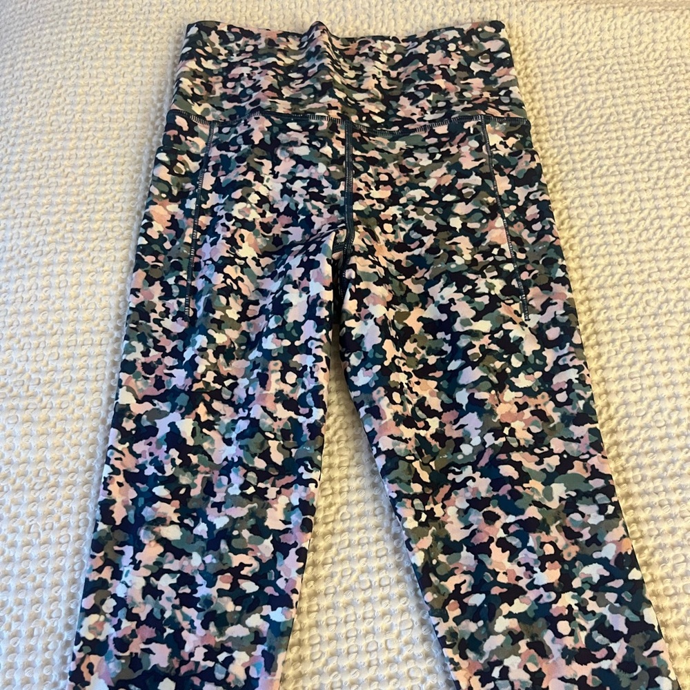 XS Athleta leggings 7/8 length with pockets worn once - Salutstion Stash II